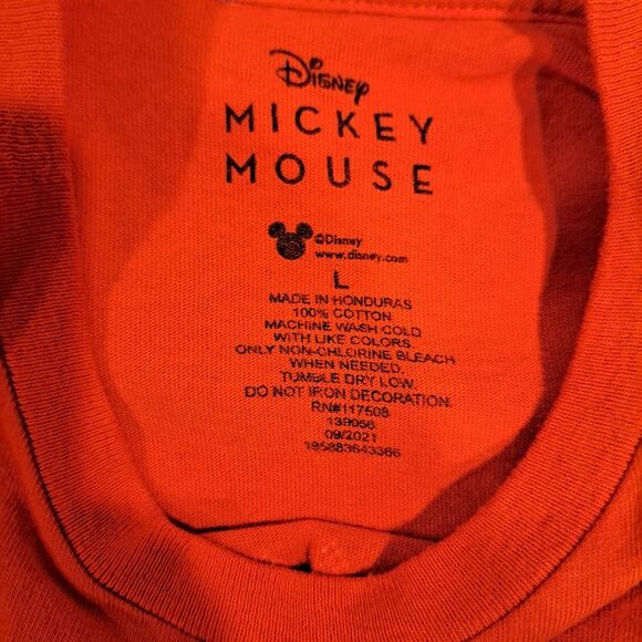 Disney Mickey Mouse Christmas Santa Claus Short Sleeve Holiday Red t-shirt sz L - Picture 4 of 4
